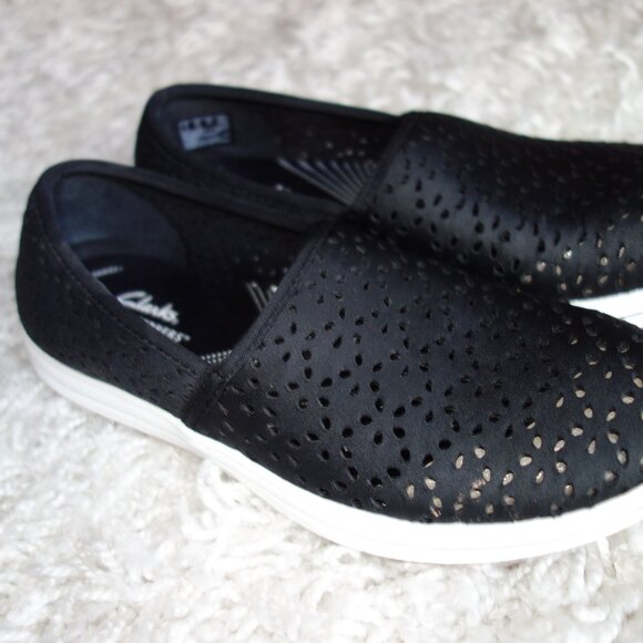 Clarks Cloudsteppers Breeze Emily Slip-On Update your casual wardrobe with the C - Picture 4 of 7